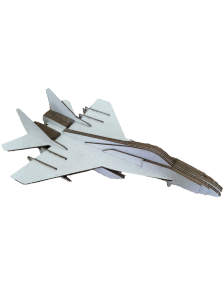 Samolot myśliwski MIG-29 z tektury ekologicznej