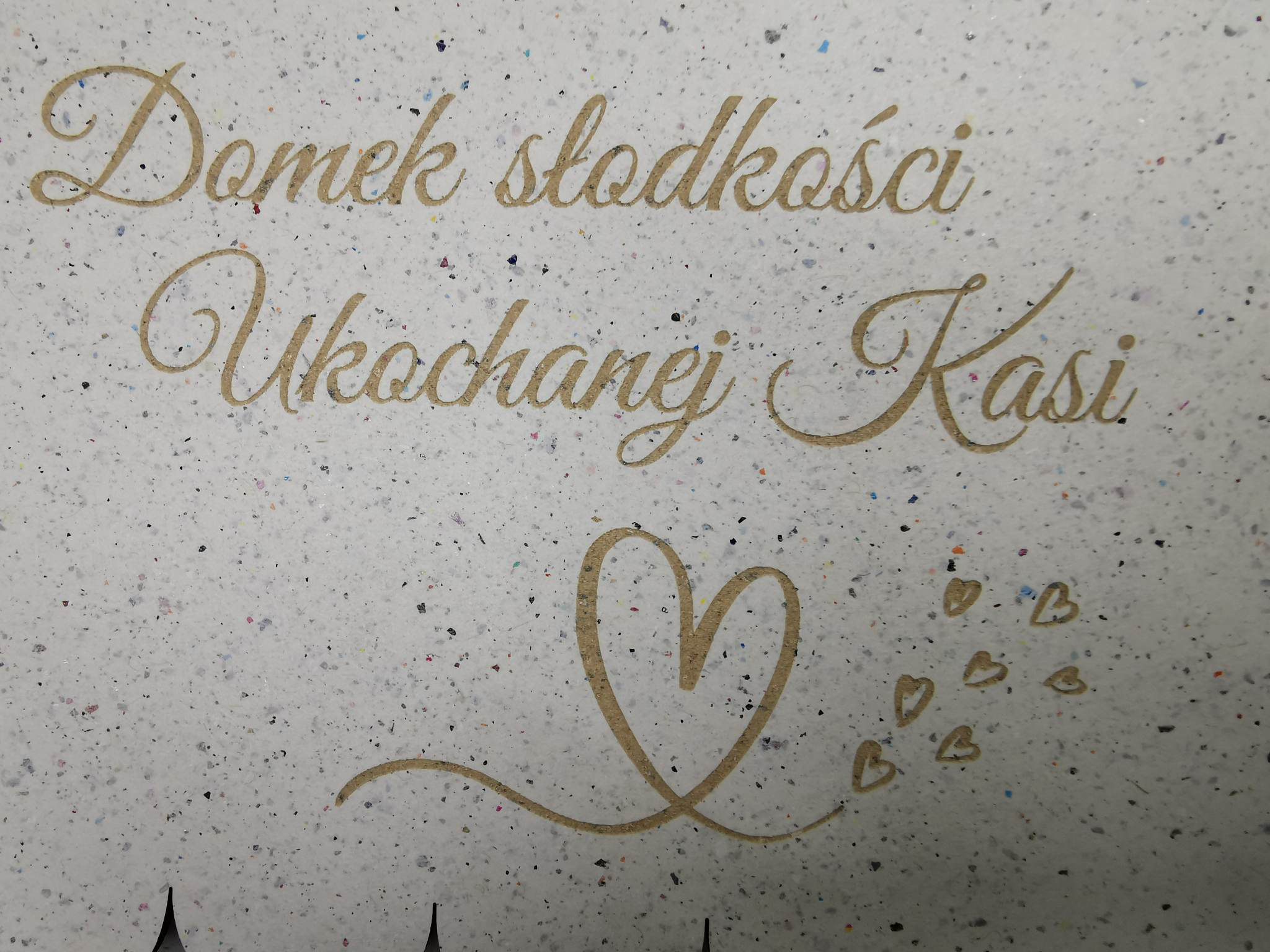 PREZENT NA WALENTYNKI DOMEK NA SŁODYCZE Z GRAWEREM - obrazek 8